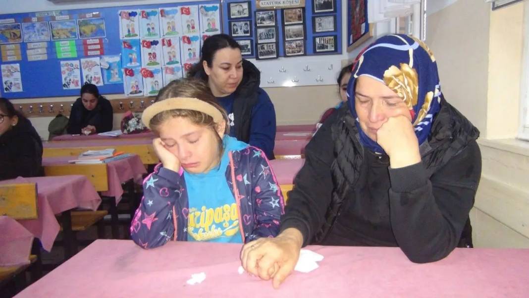 Mersin’de 24 Kasım Yasa Döndü! Gülşen Öğretmen Gözyaşlarıyla Uğurlandı 4